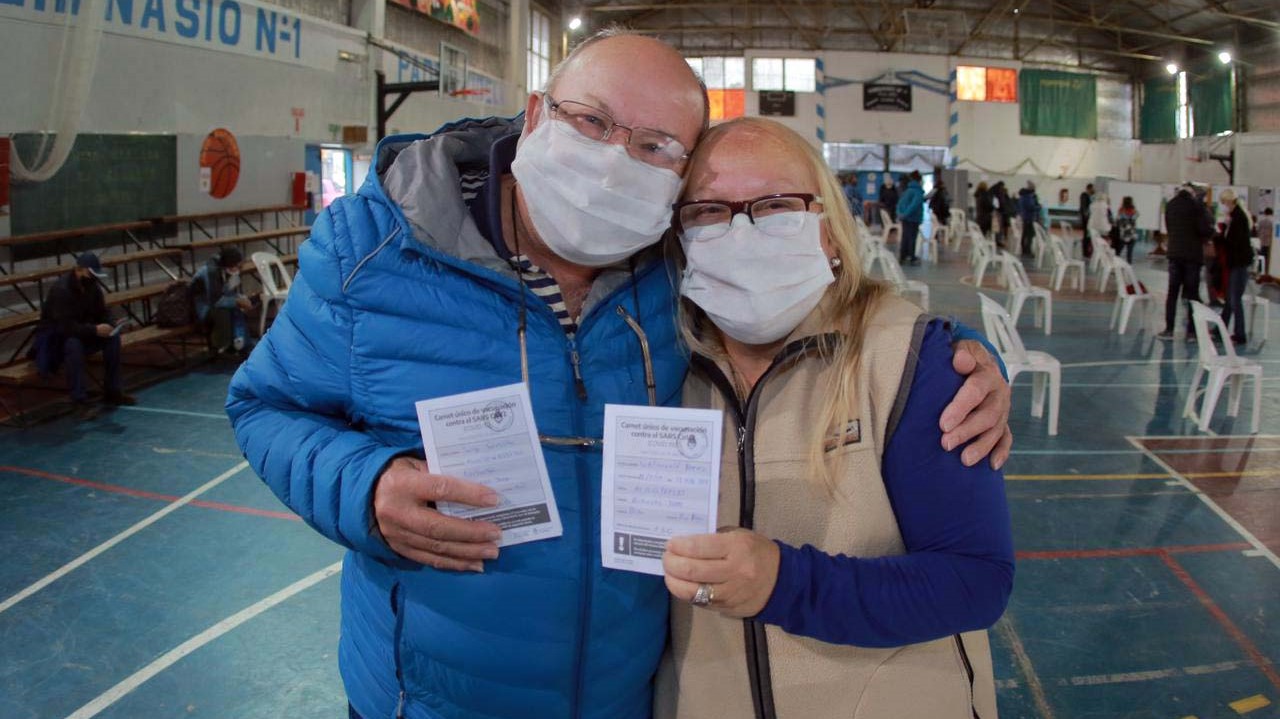  Hoy se alcanzaría al 50% de toda la población con una primera dosis. Foto: Télam.