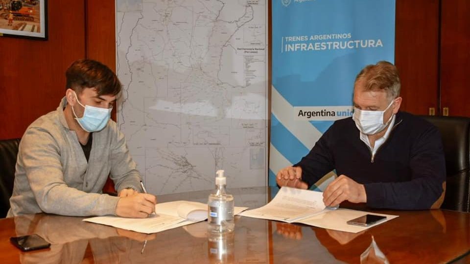  Firma de convenio con el presidente de la Administración de Infraestructuras Ferroviarias, Ricardo Lissalde. Foto: F Echarren.