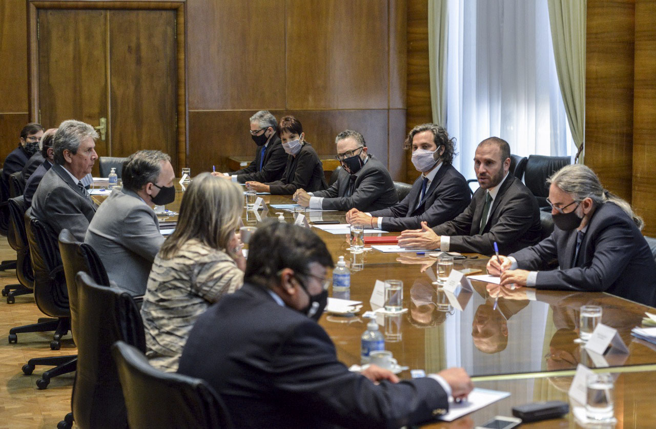  La reunión de la que participaron integrantes del gabinete de Ministros y el CAA persigue la creación de una luey agroindustrial.