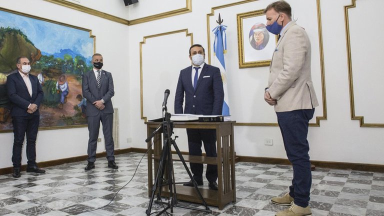  El Gobernador Ahuad le toma juramento al flamante Ministro Lombardi (Télam)