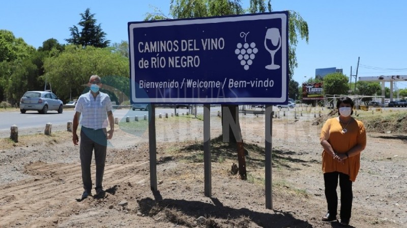  Para hacer más visibles las 12 bodegas que se encuentran en la Ruta Provincial 22, los productores de vino instalaron carteles identificatorios. Foto: Noticias Río Negro