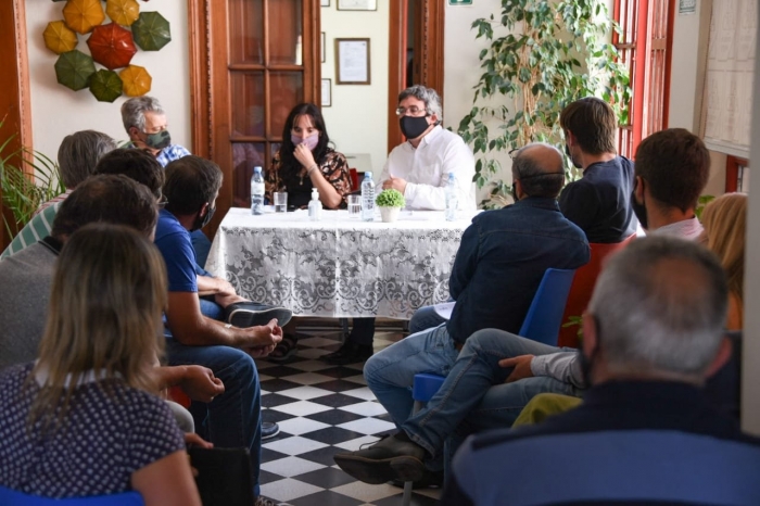 Javier Rodríguez, ministro de Desarrollo Agrario de la Provincia junto a productores de Tandil. Foto: MDA