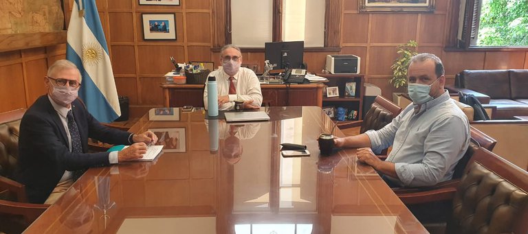 El ministro Luis Basterra junto a Jorge Solmi y Julián Echazarreta.