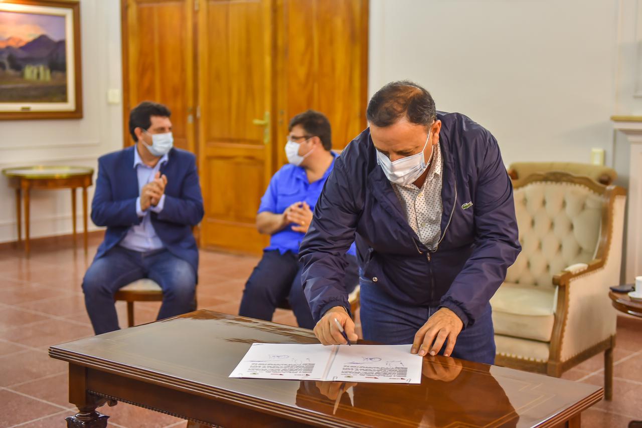  Ricardo Quintela, gobernador de la provincia de La Rioja, firmó u convenio con la Cámara Industrial Olivícola de la Provincia, CIOLAR, para asistir a más de 40 productores y elaboradores de aceitunas. Foto: Gobierno de La Rioja.