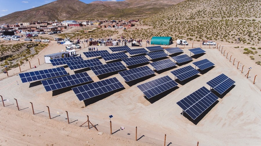  Olaróz Chico, el primer pueblo solar del país, con un sistema aislado de energía fotovoltaica que lo abastece de electricidad las 24 horas.