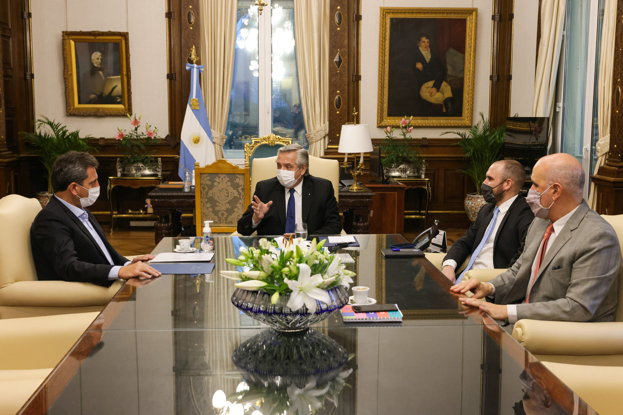  Fernández se reunió ayer con el titular de la Cámara de Diputados de la Nación, Sergio Massa, para solicitarle un nuevo programa de mejoras para el monotributo y de alivio fiscal.<br 