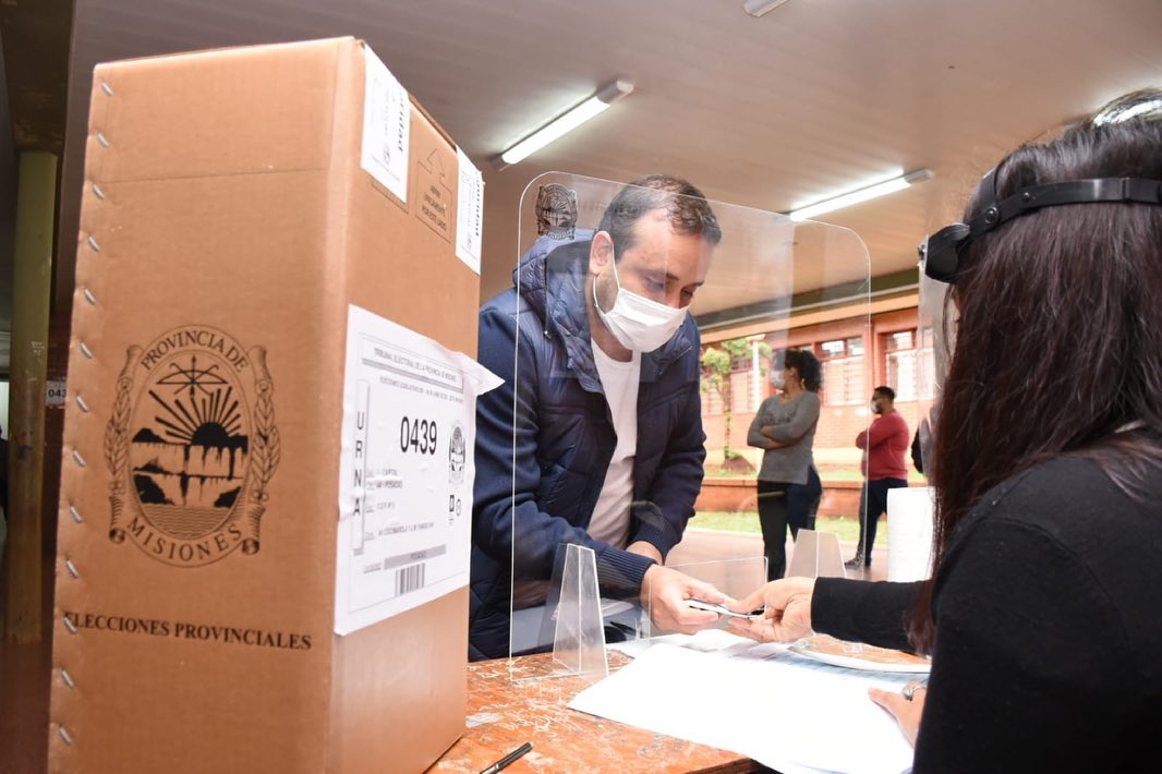 El gobernador Oscar Herrera Ahuad realizando su voto.El Frente Renovador de la Concordia se impuso con 46.6% de los votos. Foto: Gobierno Misiones.